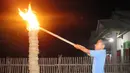 Tradisi Bakar Gunung Api dilakukan oleh Suku Serawai di Bengkulu. Tradisi ini dilakukan saat malam takbiran.  Batok kelapa disusun seperti tusuk sate kemudian dibakar sehingga api membumbung tinggi. (Istimewa) 