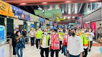 Menteri Perhubungan (Menhub) Budi Karya Sumadi meninjau Terminal 2 Bandara Soekarno-Hatta (Soetta), Tangerang, Minggu (1/5/2022) siang. (Foto: Liputan6/Pramita Tristiawati)