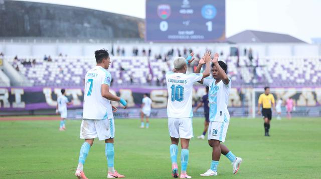 Sementara, PSBS Biak yang sempat unggul terlebih dahulu lewat Rgol Ruyery Blancos pada menit 45+1. Tampak dalam foto, pemain PSBS Biak merayakan gol yang dicetak Rgol Ruyery Blancos pada laga pekan ke-21 BRI Super League 2025/2026 melawan Persita di Stadion Indomilk Arena, Tangerang, Banten, Senin (16/2/2026). (Bola.com/M Iqbal Ichsan)