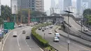 Kendaraan melintasi jalur tol dalam kota dan Jalan Gatot Soebroto di Jakarta, Selasa (1/5). Berdasarkan data kepolisian, sekitar 30 ribu buruh melakukan aksi May Day 2018 di Jakarta. (Liputan6.com/Immanuel Antonius)