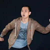 Film ‘Ngenest’ merupakan sebuah cerita yang sangat dekat dengan masyarakat. Berawal dari garapan buku Ernest yang pertama dengan judul yang sama. Cerita ini diambil dari Trilogy buku Ngenest, ketawain hidup ala ernest. (Deki Prayoga/Bintang.com)