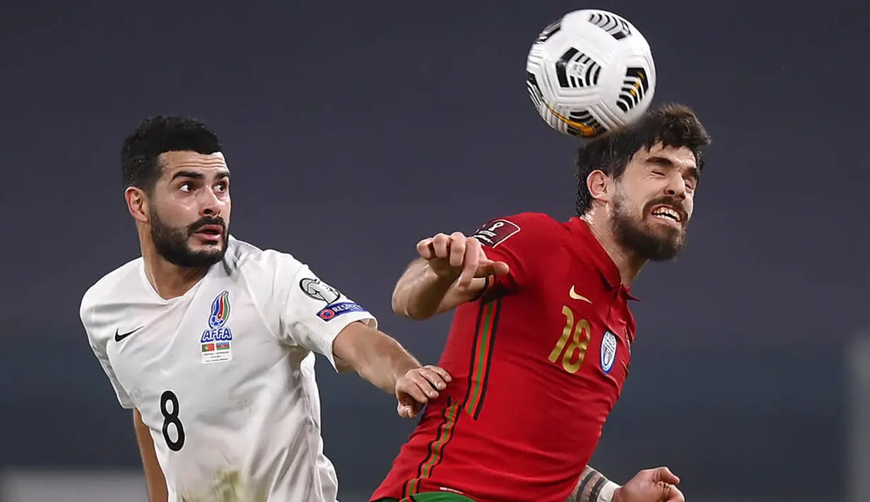 Pemain Portugal, Pedro Neto, duel udara dengan pemain Azerbaijan, Coshqun Diniyev, pada laga kualifikasi Piala Dunia 2022 di Stadion Juventus, Turin, Kamis (25/3/2021). Portugal menang dengan skor 1-0. (Fabio Ferrari/LaPresse via AP)