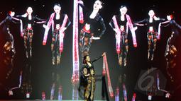 Model tampil dalam pagelaran Indonesia Fashion Week 2015 karya Anne Avantie yang bertema “Pasar Klewer Riwayatmoe Kini” di JCC Senayan, Jakarta, Minggu (1/3). (Liputan6.com/Panji Diksana)