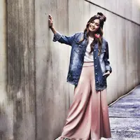 Nyentrik dan unik, sepertinya dua kata yang pas ditujukan untuk Rina Nose. Terlebih saat sedang tampil di atas panggung dan menjadi host,  Rina selalu berhasil menghadirkan nuansa berbusana yang menarik. (Instagram/rinanose16)