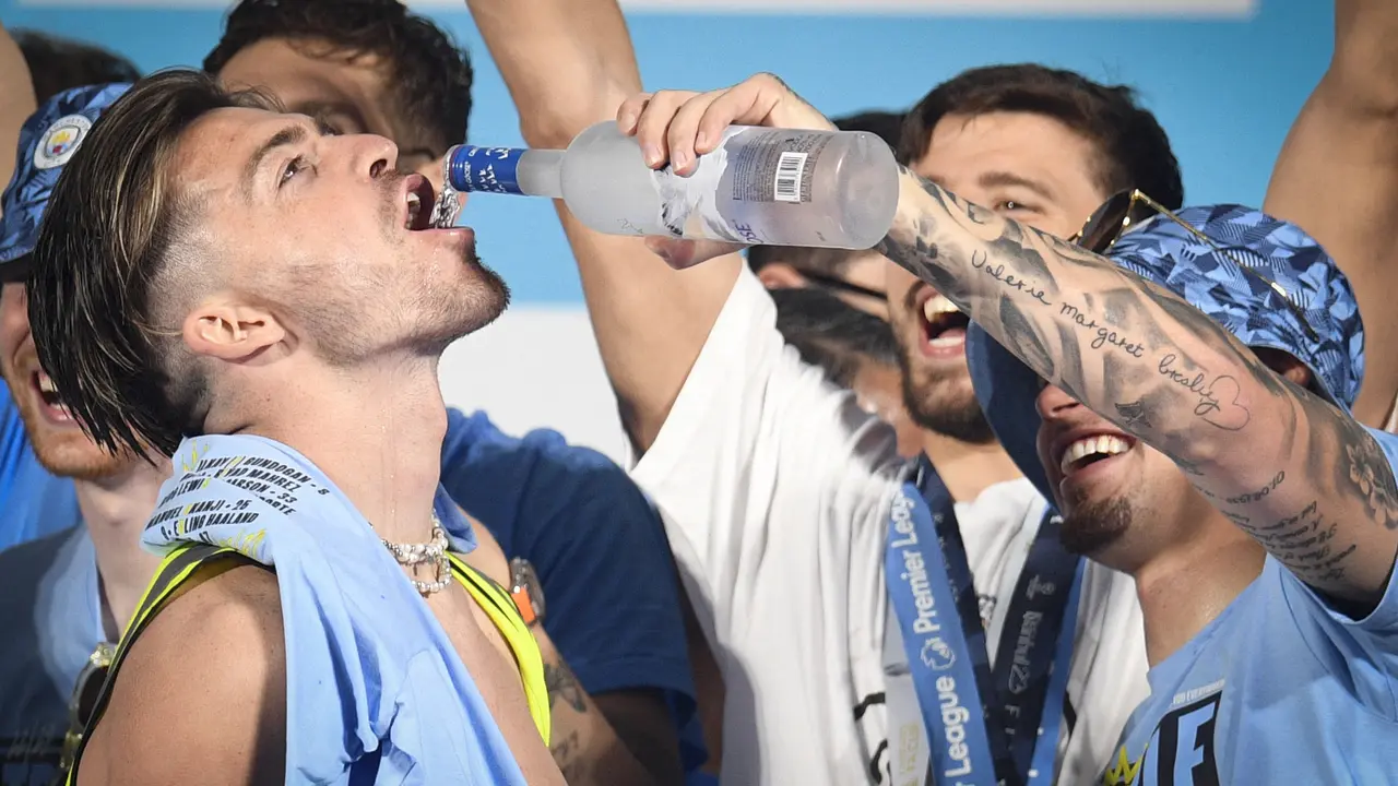Foto: Jack Grealish Pakai Rompi Proyek dan Dicekoki Miras saat Perayaan Gelar Treble Winners di Kota Manchester
