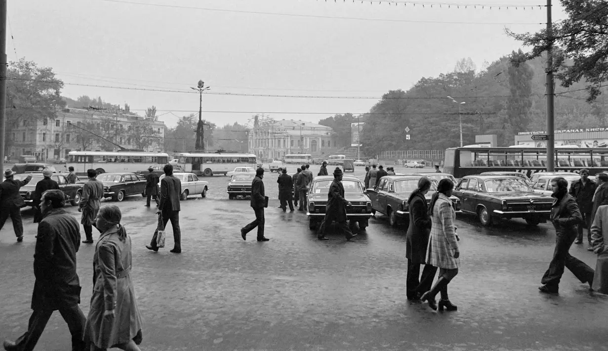 Orang-orang berjalan pada masa Uni Soviet di Jalan Khreshchatyk, Kiev, Ukraina, 18 Oktober 1975. (Pierre GUILLAUD/AFP)