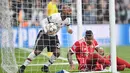 V·gner Love (kiri) memungut bola usai mencetak gol ke gawang Bayern Munchen pada leg kedua 16 besar Liga Champions di Vodafone Stadyumu, Besiktas Park, Istanbul, (14/3/2018). Bayern menang 3-1. (AFP/Bulent Kilic)