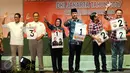 Pasangan Cagub dan Cawagub DKI Jakarta, Anies Baswedan - Sandiaga Uno,  Agus Yudhoyono - Sylviana Murni dan Basuki Tjahja Purnama - Djarot Saiful Hidayat menunjukkan nomor urut 3,1 dan 2 saat Rapat Pleno di Jakarta, Selasa, (25/10). (Liputan6/JohanTallo)