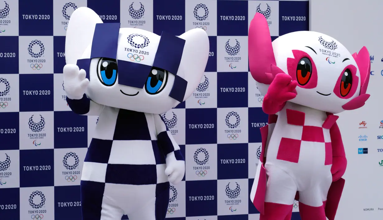Maskot Olimpiade dan Paralimpik Tokyo 2020, Miraitowa (kiri) dan Someity (kanan) saat debut mereka di Tokyo, Jepang, Minggu (22/7). Pencipta maskot ini adalah Ryo Taniguchi. (AP Photo/Eugene Hoshiko)