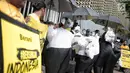 Massa yang tergabung dalam koalisi #BersihkanIndonesia menggelar aksi teatrikal di depan Gedung Bawaslu, Jakarta, Selasa (15/1). Massa aksi terdiri dari aktivis Greenpeace, Auriga, JATAM dan ICW. (Liputan6.com/Faizal Fanani)