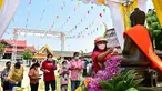 Umat Buddha menghadiri doa saat mereka merayakan Tahun Baru Buddha, yang secara lokal dikenal sebagai Songkran, di kuil Prachapirom di Narathiwat (12/4/2022). (AFP/Madaree Tohlala)