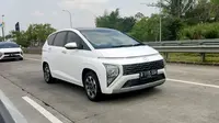 Hyundai Stargazer dijajal melewati jalan tol Surabaya-Malang (Otosia.com/Arendra Pranayaditya)