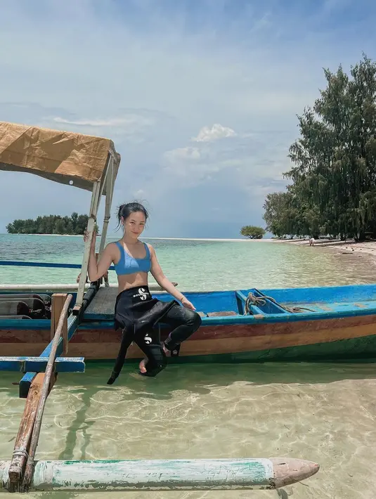 Karen ternya suka dengan olahraga air, seperti berenang hingga menyelam yang mengharuskannya menaiki perahu Tak ayal momen berada di perahu jadi lokasi yang selalu didambakan Karen Vendela. (Liputan6.com/IG/@karbearv).