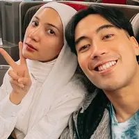 Vidi Aldiano mengunggah momen bersama Sheila Dara sebelum berangkat umroh. Tak sedikit netizen yang salah fokus dengan penampilan Sheila Dara karena terlihat memakai hijab. (Liputan6.com/IG/@vidialdiano)