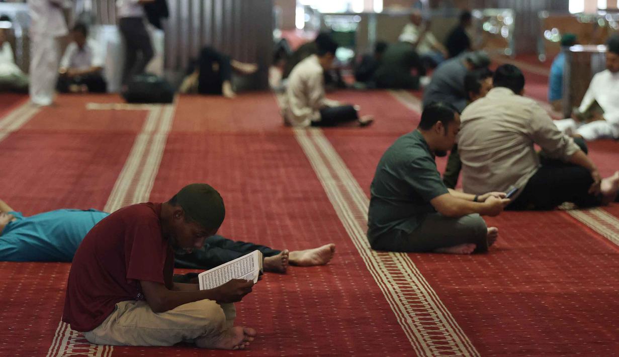 Masjid Istiqlal, Jakarta, menyiapkan serangkaian kegiatan yang akan menambah semarak Ramadan 1447 Hijriah. Tampak dalam foto, umat Muslim membaca Al-Quran atau tadarus saat menjalani hari pertama Ramadan 1447 Hijriah di Masjid Istiqlal, Jakarta, Kamis (19/2/2026). (Kapanlagi.com/Budy Santoso)