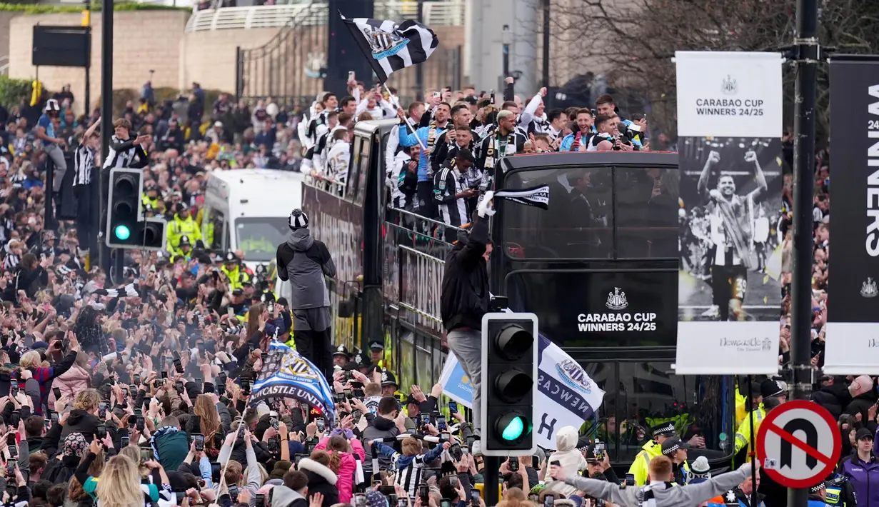 Pemain serta ofisial tim Newcastle United menggelar parade juara Carabao Cup atau Piala Liga Inggris di Newcastle, Inggris. Para suporter Newcastle United tumpah ruah dalam perayaan yang telah ditunggu-tunggu selama 70 tahun ini. (Owen Humphreys/PA via AP)
