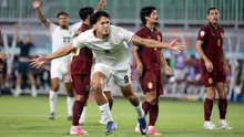 Selebrasi penyerang Timnas Indonesia, Mitchell Baker, sesaat setelah mencetak gol pertama ke gawang Kamboja melalui sundulan kepala pada laga Grup A Piala AFF 2026 di Stadion Pakansari, Bogor, Senin (27/7/2026) malam. Gol pada menit keenam tersebut tercipta setelah Baker menyambut tendangan bebas Thom Haye sekaligus membuka jalan bagi kemenangan telak 5-1 Skuad Garuda. (Kapanlagi.com/Budy Santoso)