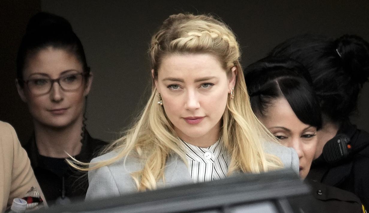 Aktris Amber Heard meninggalkan Gedung Pengadilan Fairfax County di Fairfax, Virginia, Amerika Serikat, 27 Mei 2022. "Rasio Phi 1,618 telah lama dianggap sebagai rahasia kecantikan, tetapi sekarang dengan pemetaan komputer kita dapat menghitung bagaimana hal itu berlaku untuk wanita sejati," menurut Dr Julian De Silva dari Harley Street. (Drew Angerer/Getty Images/AFP)