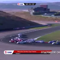 Jika biasanya kecelakaan membuat orang yang melihat takut, berikut ini ada kecelakaan yang bikin kamu terkesan. (Via: mirror.co.uk)