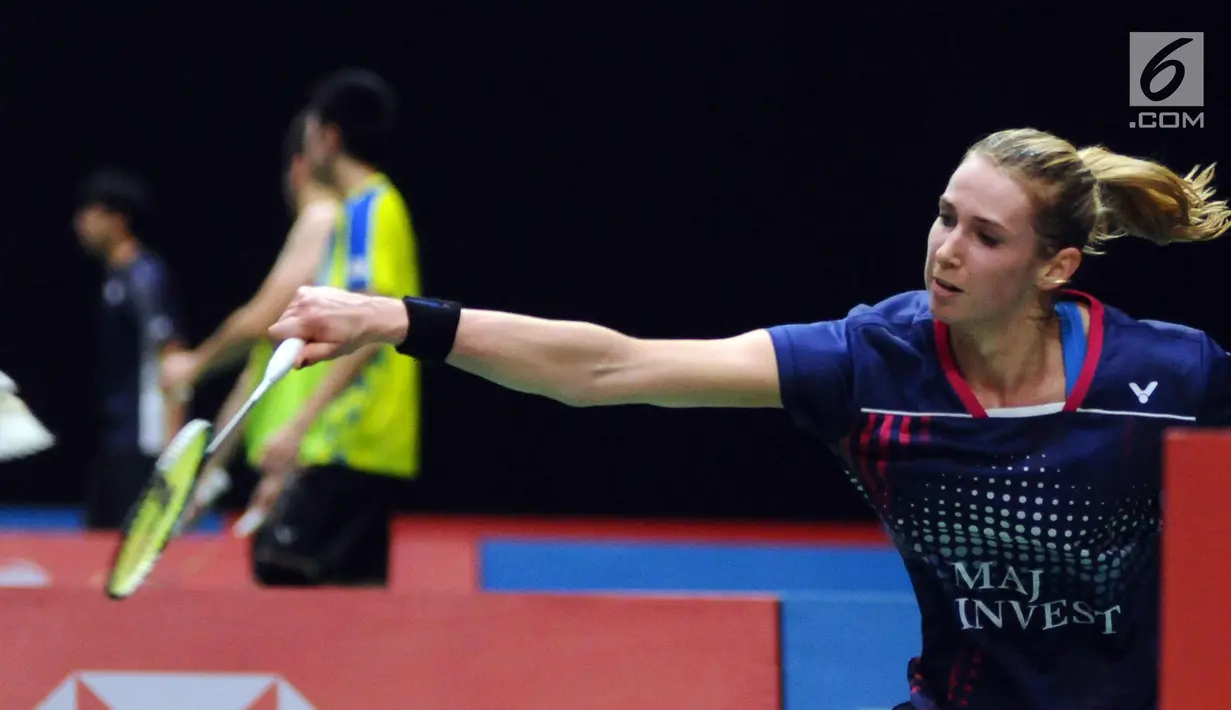 Tunggal puteri Denmark, Natalia Koch Rohde mengembalikan kok ke arah Chen Xiaoxin (Tiongkok) pada babak pertama turnamen Indonesia Masters 2018 di Istora Senayan, Jakarta, Rabu (24/1). Natalia kalah 10-21, 3-21. (Liputan6.com/Helmi Fithriansyah)
