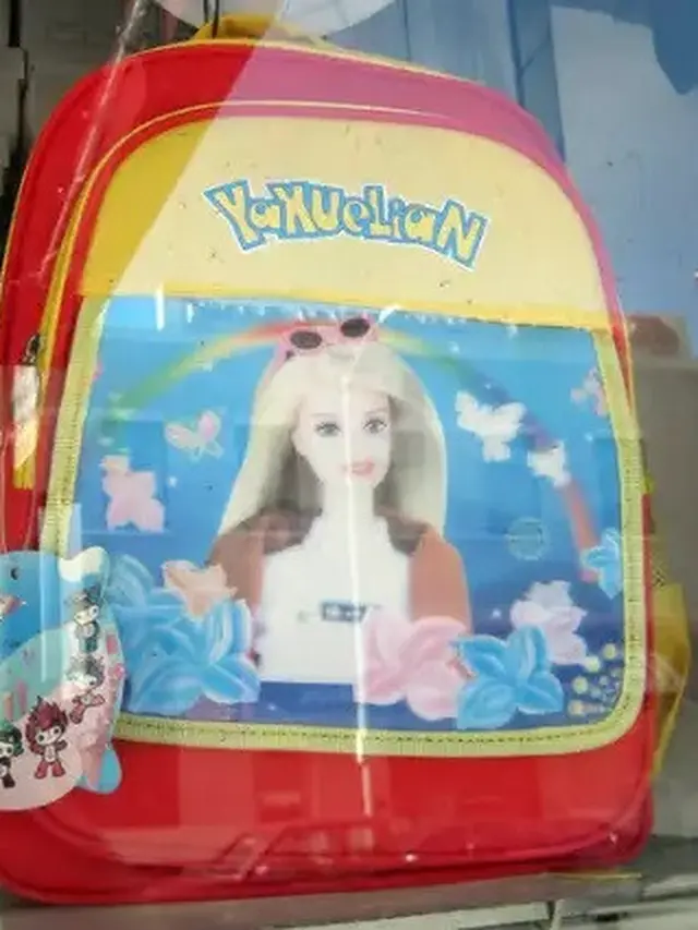 6 Potret Tas Anak SD Ini Nyeleneh Banget, Gambar dan Tulisan Tak Sinkron