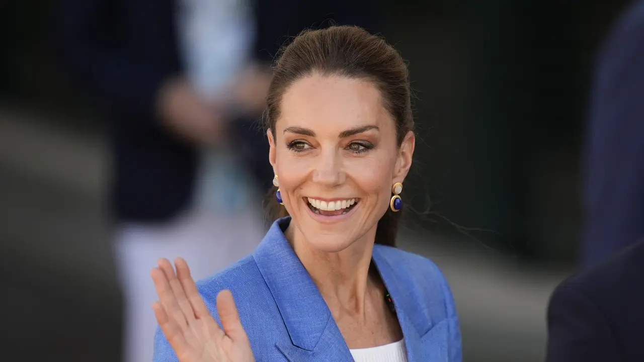 Gaya Slay Kate Middleton Nonton Pertandingan Wimbledon, Selipkan Mic di Balik Blazer