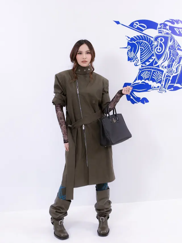 Gaya Artis Kenakan Tas Dari Brand yang Sama. [Daniel Kampua/Fimela]