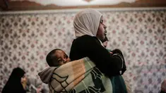 Seorang wanita menunaikan salat tarawih malam pertama Ramadan 1439 H di Masjid Nizamiye di Midrand, Johannesburg, Afrika Selatan (16/5). Masjid ini diresmikan oleh Presiden Afrika Selatan Jacob Zuma pada 4 Oktober 2012. (AFP Photo/Gulshan Khan)