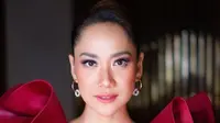 Bunga Citra Lestari kenakan busana berbentuk kelopak warna merah marun (Dok.Instagram/@bclsinclair/https://www.instagram.com/p/B0wB0wwnCrV/Komarudin)