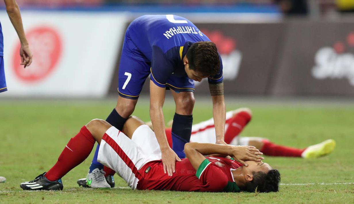 Pemain Thailand U-23 berusaha menghibur Muchlis Hadi Ning Syaifulloh seusai pertandingan. (Bola.com/Arief Bagus)