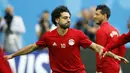 Mohamed Salah melakukan pemanasan bersama rekan-rekannya saat uji coba lapangan di St. Petersburg stadium, St. Petersburg, Rusia, (18/6/2018). Mesir akan melawan Rusia pada laga kedua Piala Dunia 2018.  (AP/Efrem Lukatsky)