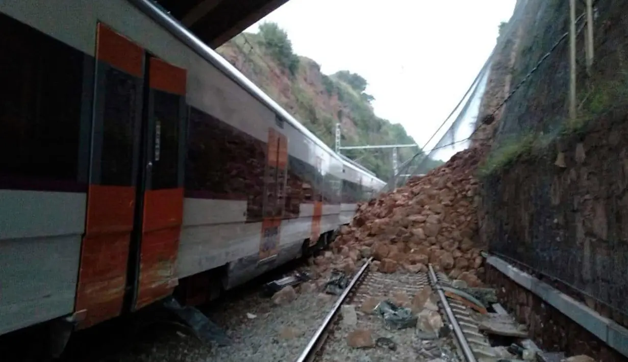 Longsor menghantam sebuah kereta komuter hingga tergelincir dari rel di Vacarisses, Barcelona, Selasa (20/11). Selain menewaskan satu orang penumpang, enam orang lainnya dilaporkan terluka dalam kejadian tersebut. (Anti-radar Catalunya via AP)