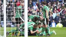 Para pemain Lincoln City FC merayakan gol Sean Raggett saat melawan Burnely pada babak kelima Piala FA di Turf Moor, Sabtu (18/2/2017), dan mengantarkan mereka ke perempat-final, Lincoln City menang 1-0. (Martin Rickett/PA via AP)