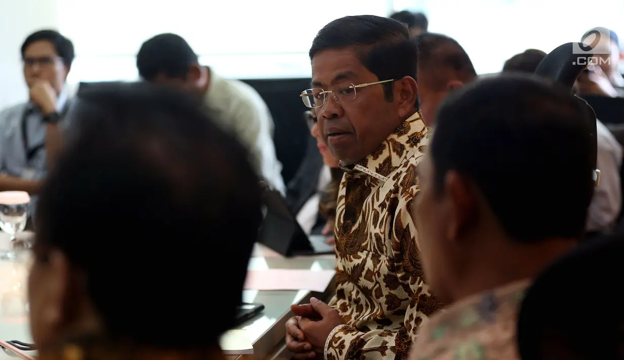 Pelaksana Tugas Ketua Umum Partai Golkar Idrus Marham saat memberikan keterangan pers di Kompleks Parlemen, Senayan, Jakarta, Selasa (5/12). (Liputan6.com/JohanTallo)
