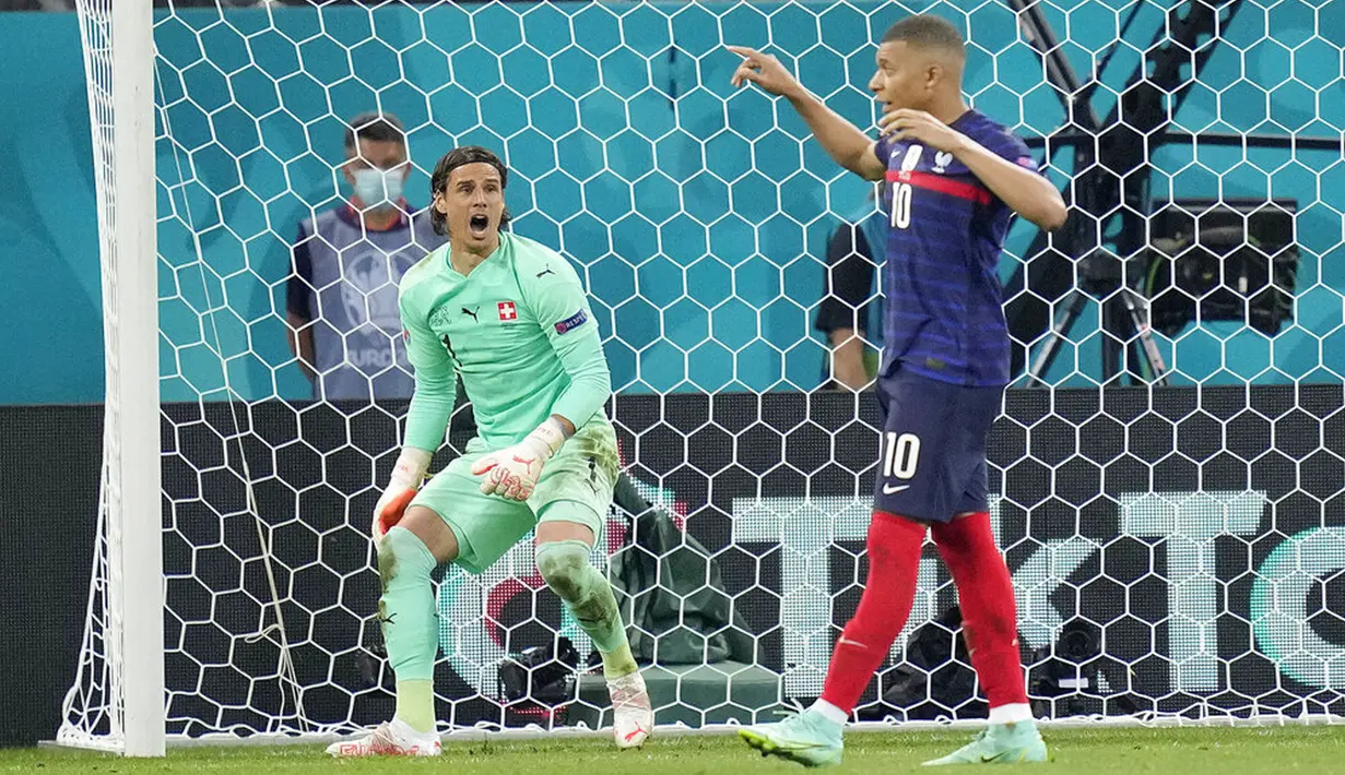 Kiper Swiss Yann Sommer bereaksi setelah pemain Prancis Kylian Mbappe gagal mencetak gol melalui penalti pada pertandingan babak 16 besar Euro 2020 di Stadion National Arena, Bucharest, Rumania, Selasa (29/6/2021). Swiss menyingkirkan Prancis usai menang 5-4 (3-3). (AP Photo/Vadim Ghirda, Pool)