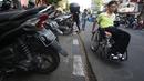 Penyandang disabilitas melintas di samping trotoar saat kampanye Bulan Patuh Pedestrian di Jalan Sabang, Jakarta, Rabu (30/8). Kampanye dilakukan untuk memantau fasilitas akses pejalan kaki untuk disabilitas. (Liputan6.com/Immanuel Antonius)