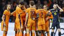 Para pemain Belanda merayakan gol yang dicetak oleh Tijjani Reijnders ke gawang Skotlandia pada laga persahabatan di Johan Cruijff Arena, Sabtu (23/3/2024). Tijjani Reijnders saat ini bermain untuk klub Serie A, AC Milan.  (AFP/Koen van Weel)