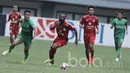 Pemain Semen Padang, Didier Zokora, saat laga melawan Bhayangkara FC pada laga lanjutan Liga 1 Indonesia di Stadion Patriot, Bekasi, Sabtu (20/05/2017). Bhayangkara FC menang 1-0. (Bola.com/M Iqbal Ichsan)