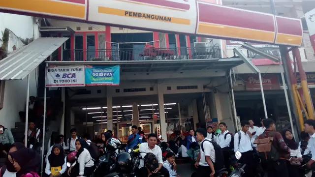 Sambil bercengkrama, para pelamar calon pegawai alfamart Garut, Jawa Barat nampak degdegan menunggu hasil pengumuman kelulusan