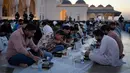 Masjid Agung Sharjah mengadopsi gaya Utsmaniyah (Ottoman) klasik dengan sentuhan modern. Tampak dalam foto, umat Muslim berbuka puasa selama bulan suci Ramadan di Masjid Agung Sharjah di Sharjah, dekat Dubai, Uni Emirat Arab, Jumat27 Februari 2026. (AP Photo/Altaf Qadri)