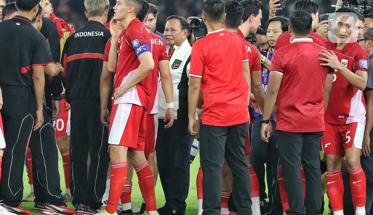 Presiden Republik Indonesia, Prabowo Subianto (tengah - jaket putih) berada di tengah-tengah pemain Timnas Indonesia usai pertandingan putaran ketiga Grup C Kualifikasi Piala Dunia 2026 zona Asia di Stadion Utama Gelora Bung Karno, Senayan, Jakarta, Selasa (25/3/2025). (Liputan6.com/Angga Yuniar)