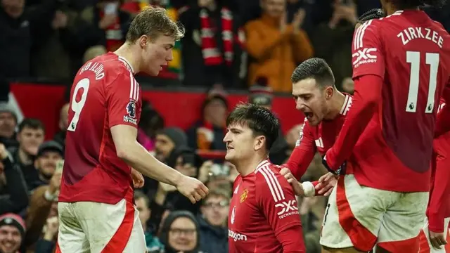Harry Maguire merayakan gol ketiga Manchester United bersama rekan setimnya dalam laga Premier League kontra Ipswich Town, Kamis (27/2/2025) dini hari WIB. (c) AP Photo/Dave Thompson