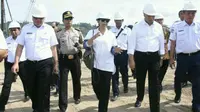 Menteri Negara Badan Usaha Negara (BUMN) Rini M Soemarno bersama dengan Menteri Perhubungan Budi Karya Sumadi melakukan peninjauan langsung ke Pelabuhan Merak, Senin (26/12).