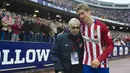  Fernando Torres berjalan bersama pendiri kampus sepak bola Atletico Madrid, Manuel Brinas usai menang atas SD Eibar pada Lanjutan La Liga Spanyol di Stadion Vicente Calderon, Sabtu (6/2/2016). (AFP/Curto De La Torre)