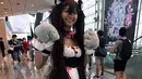 Seorang cosplayer berpose pada hari pertama Festival Anime Asia di Singapura (29/11/2019). Para penggemar hobi berpakaian seperti 'Gothic Lolitas' dan karakter yang sering terinspirasi anime, manga, dongeng, permainan video, penyanyi dan musisi idola, dan film kartun. (AFP Photo/Roslan Rahman)