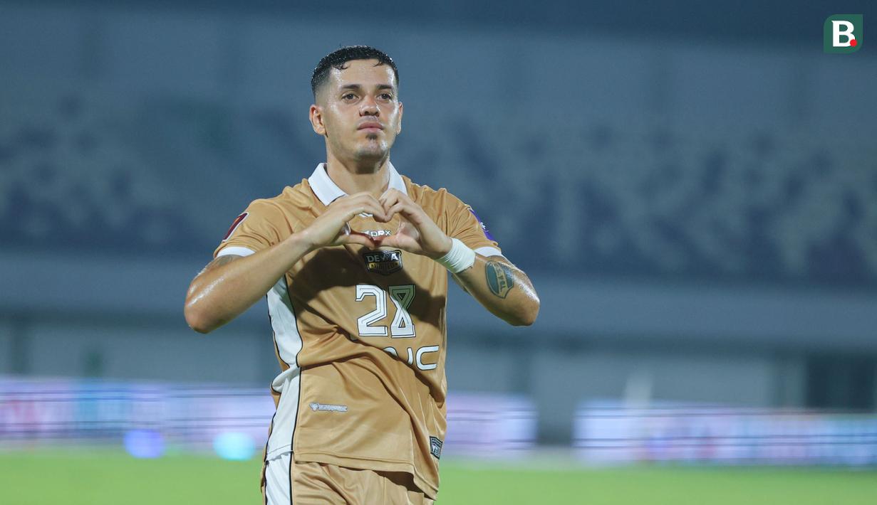 Pemain Dewa United, Alexis Messidoro merayakan gol ke gawang Tainan City FC pada matchday kedua Grup E AFC Challenge League 2025/2026 di Stadion Indomilk Arena, Rabu (29/10/2025) malam WIB. (Bola.com/M Iqbal Ichsan)