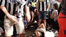 Penggemar Juventus terluka usai final Liga Champions di lokasi nonton bareng (nobar) di Turin, Italia, (4/6). Ratusan orang luka-luka karena panik akibat suara ledakan beberapa saat usai final Liga Champions berakhir. (Alessandro Di Marco/ANSA via AP)