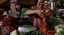 Pedagang menjajakan cabai dagangannya di Pasar Kebayoran Lama, Jakarta, Kamis (27/8/2015). Naiknya harga kebutuhan pokok membuat pembeli mengurangi pembelian bahan makanan hingga menyebabkan daya beli masyarakat turun. (Liputan6.com/Johan Tallo)