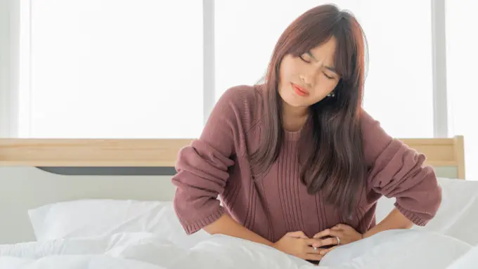 Gambar Ilustrasi Wanita Mengalami Kram Perut Saat Menstruasi