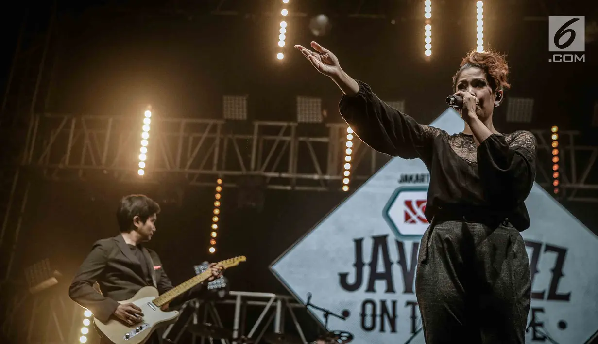 Vokalis Maliq & D'Essentials, Rivani Indriya Suwendi tampil pada Pre event Java Jazz On The Move di Jakarta, Kamis (15/8). Java Jazz on The Move 2018 sendiri menjadi bagian dari rangkaian acara jelang Java Jazz Festival nanti. (Liputan6.com/Faizal Fanani)